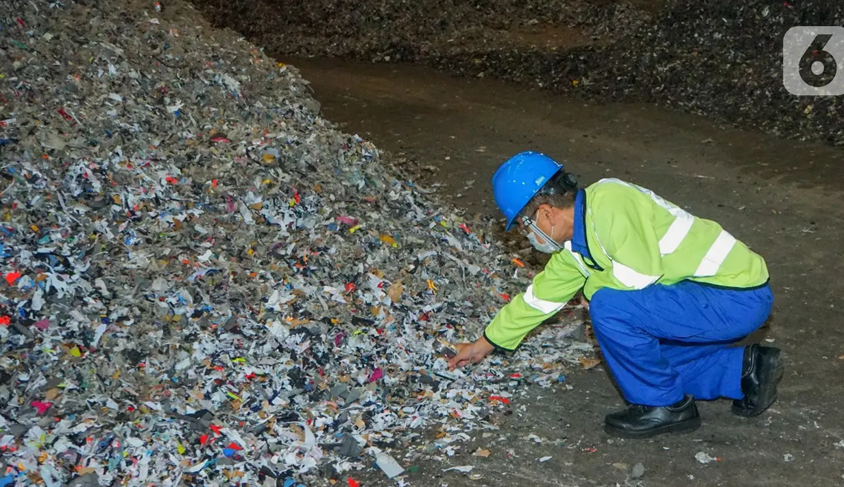 Tumpukan sampah melalui serangkaian proses seperti pencacahan dan pencampuran untuk mendapatkan tingkat kelembaban dan nilai kalori yang sesuai agar dapat dimanfaatkan sebagai bahan bakar alternatif di SBI Pabrik Narogong, Jawa Barat (25/2/2022). (Liputan6.com/HO/SIG)