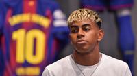 Penyerang Barcelona asal Spanyol, Lamine Yamal, menghadiri peresmian jersey nomor 10 miliknya di toko stadion Camp Nou pada Rabu (16/7/2025). (AFP/Manaure Quintero)