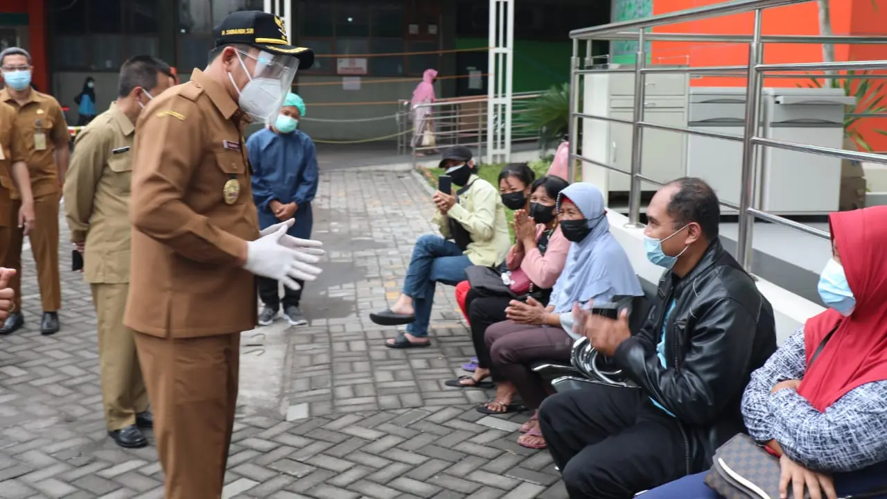 Wakil Bupati Sidoarjo Subandi saat meninjau RS Covid-19. (Dian Kurniawan/Liputan6.com)