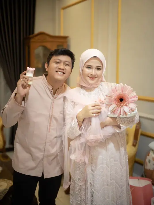 Bella Bonita tampil anggun tertutup mengenakan gamis dengan bordir cantik bernuansa pink yang lembut. [Foto: Instagram/denny_caknan]