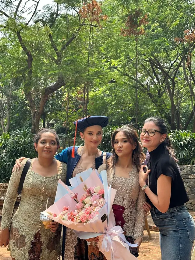 Enzy Storia wisuda (Instagram/enzystoria)