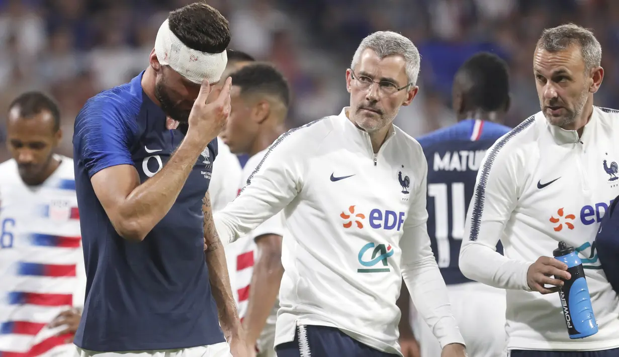 Kepala Olivier Giroud berdarah setelah mengalami benturan dengan pemain Amerika pada laga uji coba di Groupama stadium, Decines, Lyon (9/6/2018). Prancis dan Amerika bermain imbang 1-1. (AP/Laurent Cipriani)