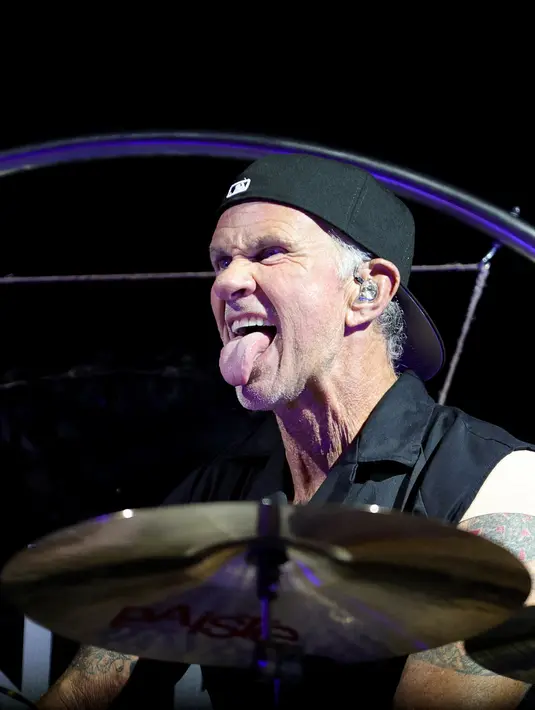 Drummer Chad Smith dari Red Hot Chili Peppers beraksi saat tampil di Allegiant Stadium di Las Vegas, Nevada (6/8/2022). Red Hot Chilis Peppers kembali ke Vegas untuk pertama kalinya dalam hampir satu dekade. (Ethan Miller/Getty Images/AFP)