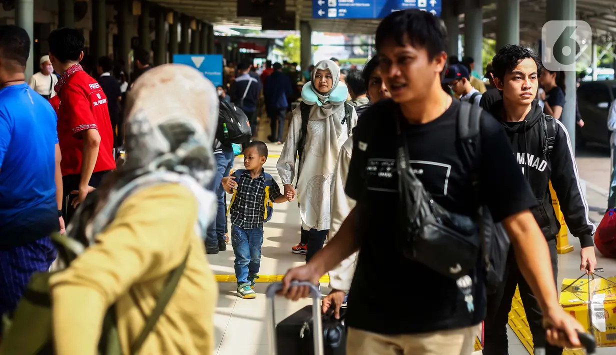 Rinciannya 40 kereta berangkat dari Stasiun Gambir dan 37 kereta dari Stasiun Pasar Senen. (Liputan6.com/Angga Yuniar)