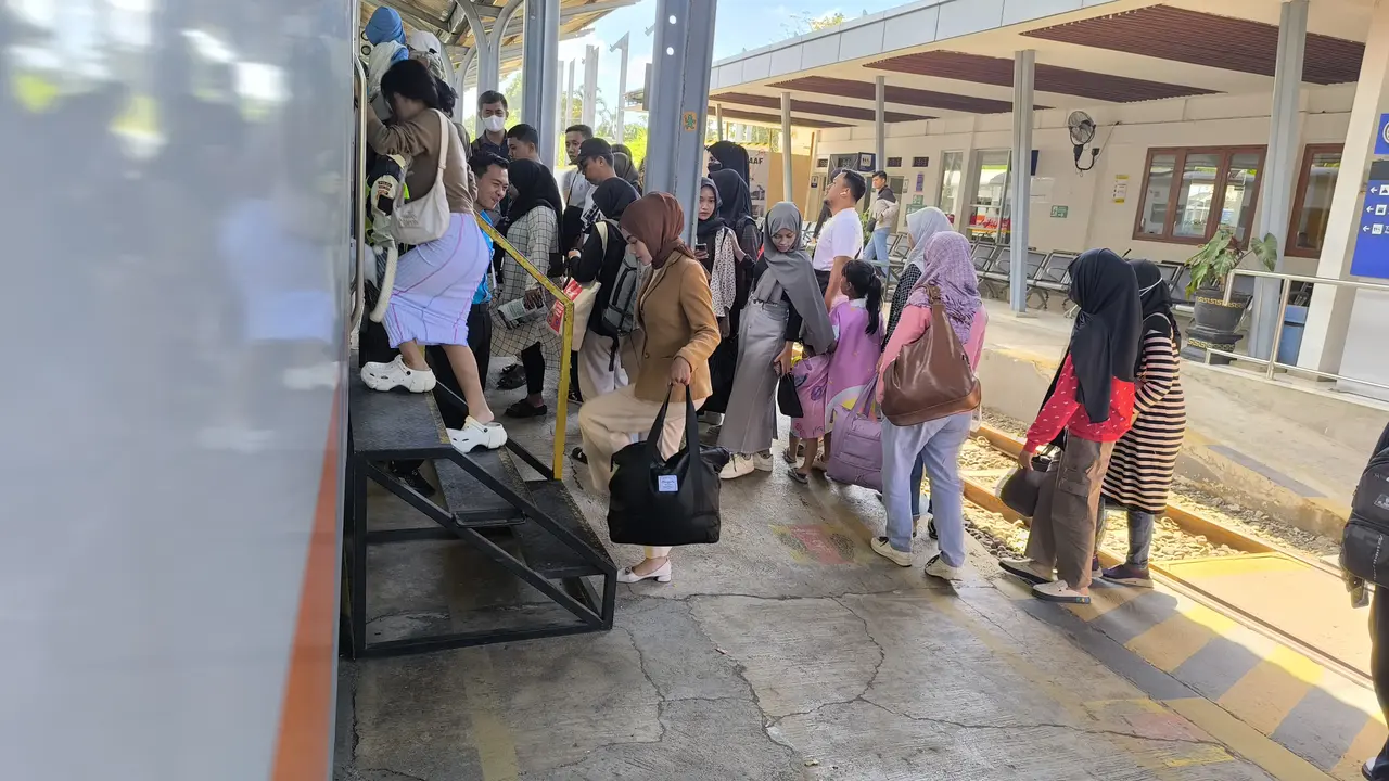 Para penumpang hendak naik ke kereta api dari staisun Banyuwangi Kota (Istimewa)