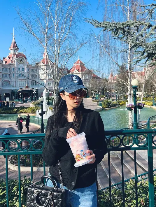 Gaya wanita kelahiran 3 Januari 1995 ini saat berada di Paris juga terlihat cukup simpel. Memadukan busana berwana hitam yang senada dengan tas, Jisoo terlihat memakai topi jeans senada dengan celana yang digunakan. (Liputan6.com/IG/@sooyaaa__)