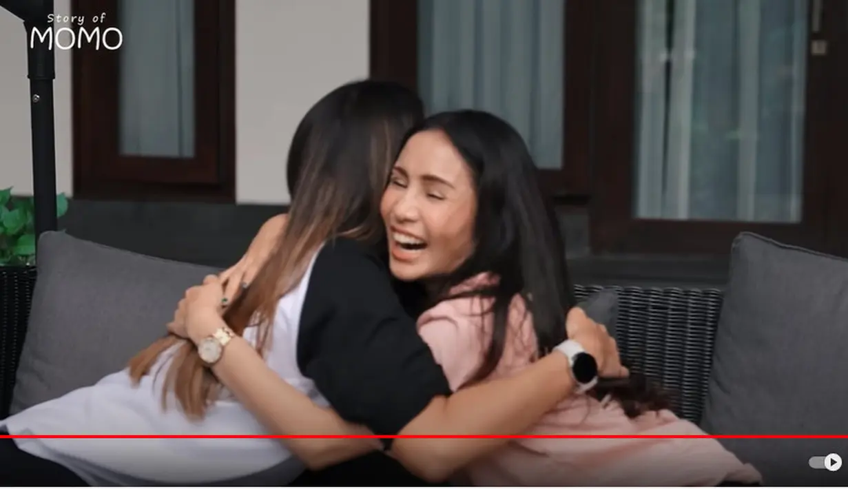Luna Maya dan Momo Geisha (Youtube/Momo Youtube Channel)