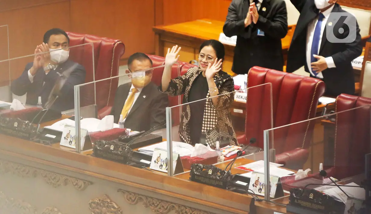 Ketua DPR Puan Maharani  melambaikan tangan saat memimpin rapat paripurna ke-19 masa persidangan IV tahun sidang 2021-2022 Nusantara II, Kompleks Parlemen MPR/DPR-DPD, Senayan, Jakarta, Selasa (12/4/2022). (Liputan6.com/Angga Yuniar)