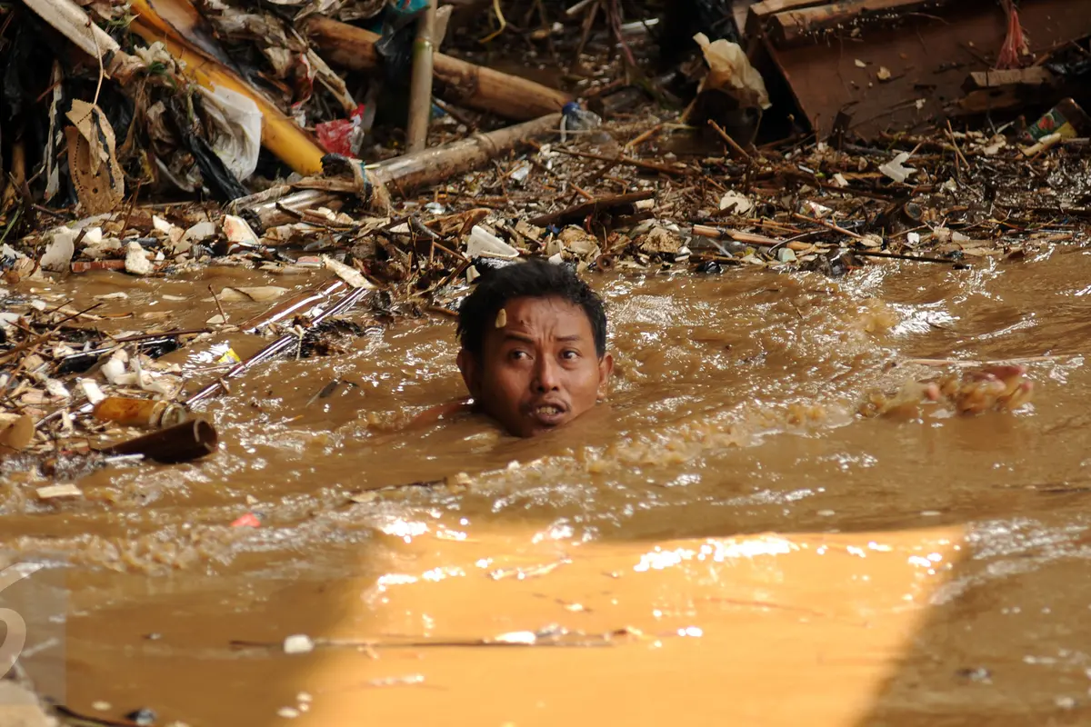 20151117-Puluhan Ton Sampah Menumpuk di Kolong Jembatan Rawajati, Rumah Warga Terendam-jAKARTA