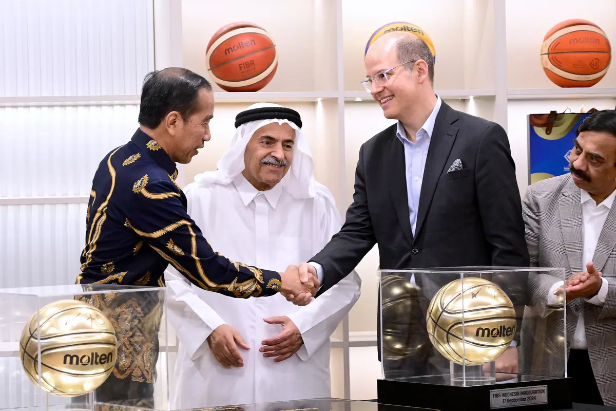 Presiden Joko Widodo atau Jokowi saar meresmikan Kantor Federasi Bola Basket Internasional atau Fédération Internationale de Basketball (FIBA) di Menara Danareksa, Jakarta, Selasa (17/9/2024).