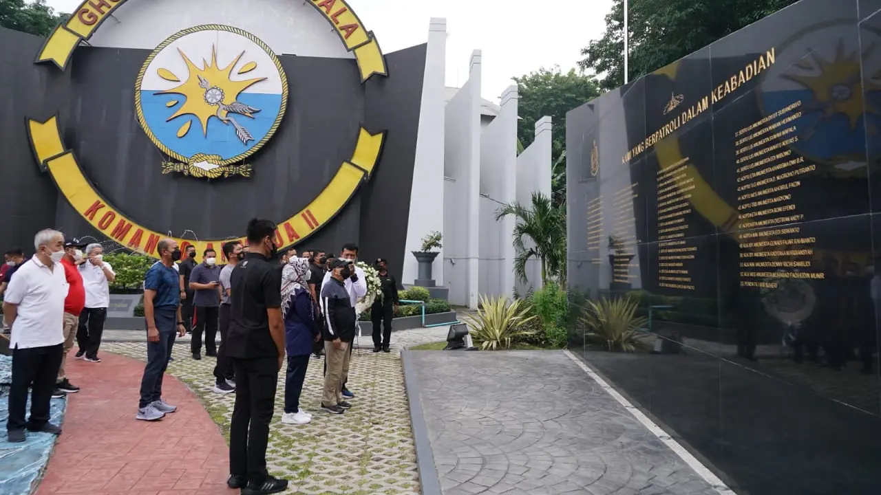 Wakil Presiden (Wapres) Ma'ruf Amin mengunjungi Monumen KRI Nanggala 402 di Markas Komando Utama TNI Angkatan Laut Koarmada II, Surabaya, Jawa Timur,