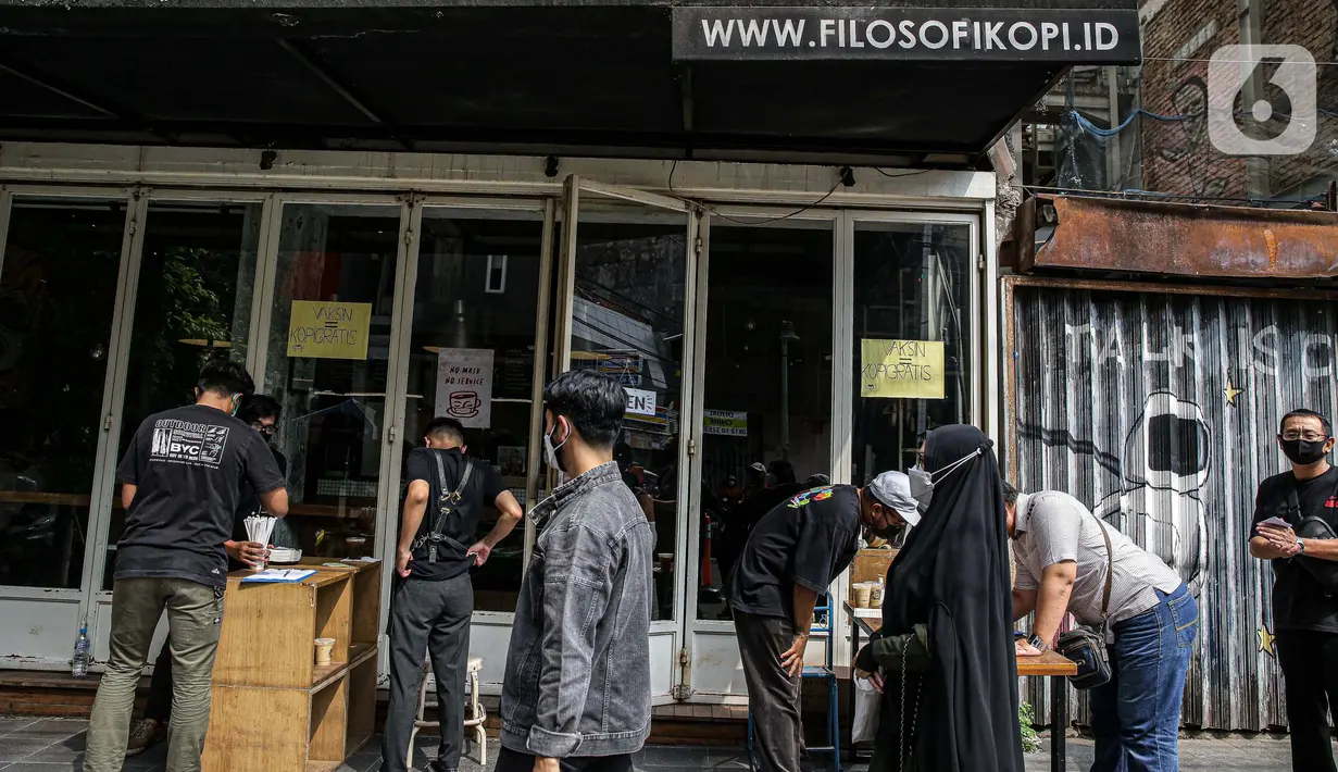 Warga menerima kopi gratis di Filosofi Kopi Melawai, Jakarta, Rabu (30/6/2021). Filosofi Kopi memberikan kopi gratis bagi warga yang telah melakukan vaksinasi COVID-19. Kegiatan tersebut merupakan bentuk dukungan kepada masyarakat agar melakukan vaksinasi COVID-19. (Liputan6.com/Faizal Fanani)