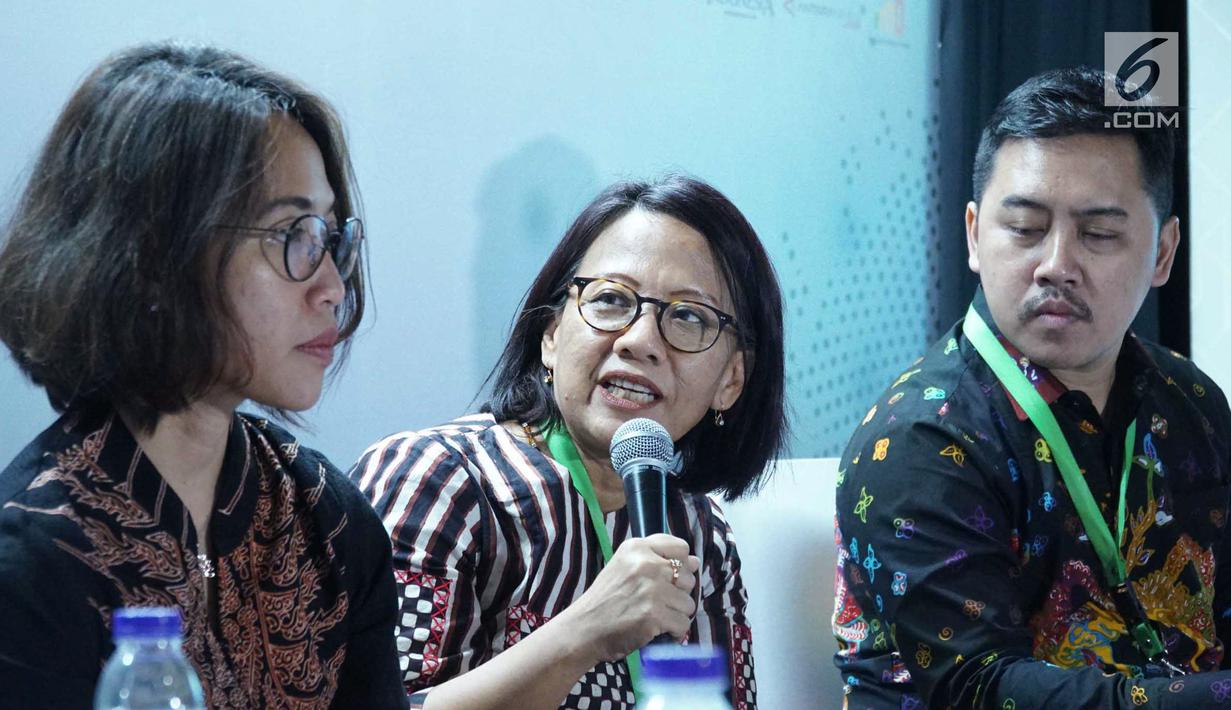 SVP of SMO and Communication PT Semen Indonesia Tbk, Ami Tantri (tengah) memberi keterangan pers usai public expose di Gedung BEI, Jakarta, Rabu (21/8/2019). Kinerja keuangan semester I/2019 tumbuh 22,9 persen menjadi Rp16,351 T dibandingkan semester I/2018 sebesar Rp13,308 T. (Liputan6.com/HO/Eko)