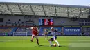 Gelandang Arsenal, Dani Ceballos (kiri) berusaha merebut bola dari pemain Brighton & Hove Albion, Aaron Mooy pada lanjutan pertandingan Liga Inggris di The American Express Community Stadium, Sabtu (20/6/2020). Sempat unggul, Arsenal tumbang 1-2 di tangan Brighton. (Richard Heathcote/POOL/AFP)