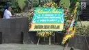 Sebuah karangan bunga menghiasi depan gedung KPK di Jakarta, Jumat (23/11). Karangan bunga tersebut sebagai ungkapan terima kasih atas operasi tangkap tangan (OTT) KPK terhadap Bupati Pakpak Bharat, Remigo Yolanda Berutu. (Merdeka.com/Dwi Narwoko)