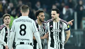 Pemain Juventus, Federico Gatti (paling kanan) usai mencetak gol ke gawang AS Roma. (Filippo MONTEFORTE / AFP)