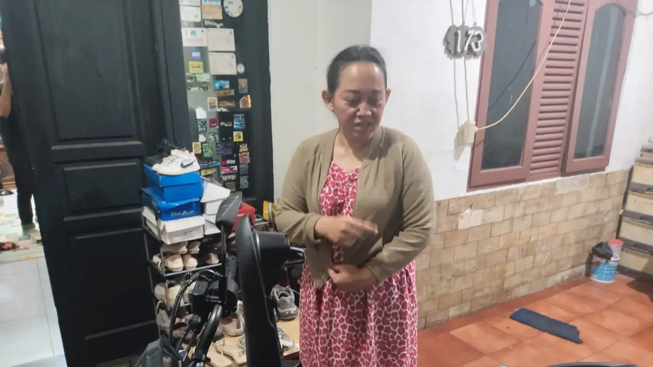 Korban memperlihatkan motor milik pencuri bersenpi yang tertinggal saat melakukan aksi pencurian di wilayah Sukmajaya, Depok.