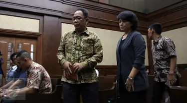 Dirut CV Semesta Berjaya, Xaveriandy Sutanto dan Meimei saat menjalani Sidang di Pengadilan Tipikor, Jakarta, Selasa (15/11). Sidang ini menghadirkan saksi Dirut Bulog Djarot kusumayakti. (Liputan6.com/Johan Tallo)