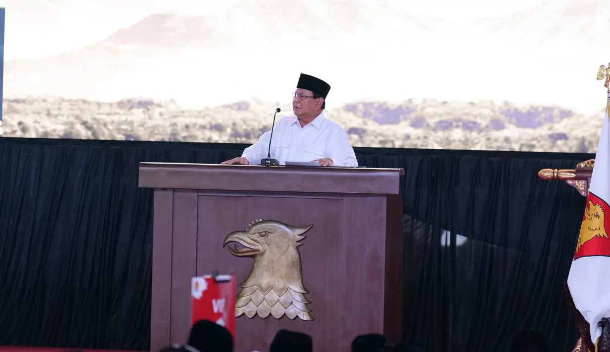 Ketum Partai Grindra Prabowo Subianto memberikan pidato politik pada Rapimnas Partai Gerindra di Hambalang, Kabupaten Bogor, Jawa Barat, Rabu (16/10/2019). Agenda ketiga, panduan teknis kegiatan jangka pendek dan jangka panjang Partai Gerindra 2019-2024.  (Liputan6.com/Herman Zakharia)