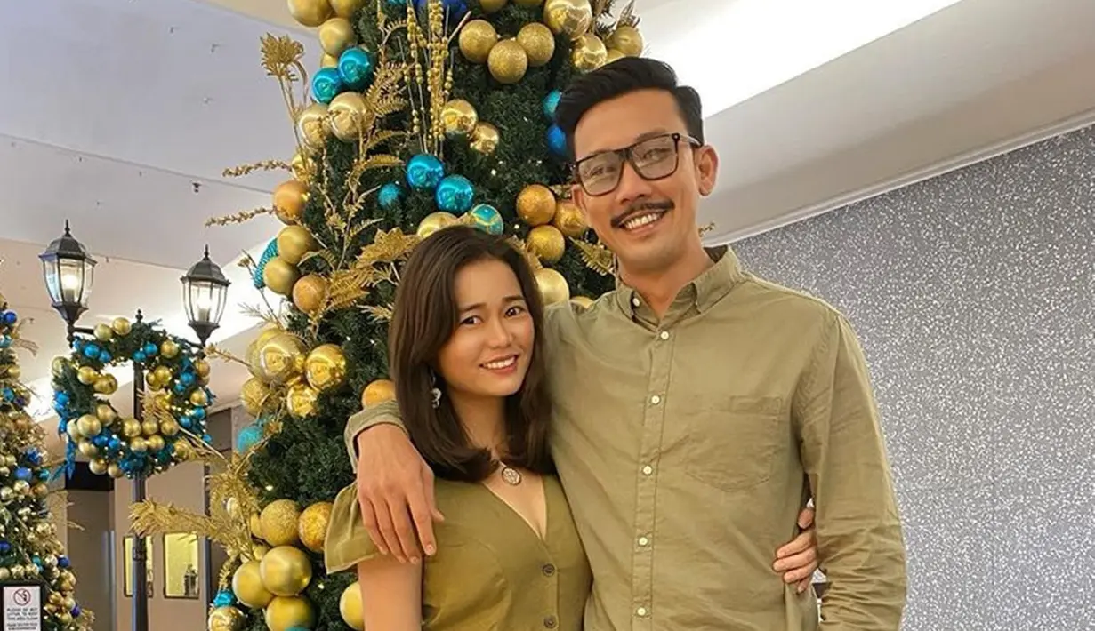 <p>Kompak pakai outfit sage, Denny Sumargo dan Olivia Allan semakin serasi serta mesra. Enggak heran jika banyak orang yang menyebut jika pasangan ini adalah couple goals. (Liputan6.com/IG/@sumargodenny)</p>