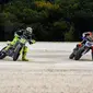 Pebalap Movistar Yamaha, Valentino Rossi (kiri), mengisi waktu luang saat MotoGP sedang libur dengan berlatih flat track di Ranch miliknya di Tavullia, Italia. (Instagram/valeyellow46)