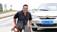 Seorang pria asal Tiongkok mampu mengajarkan orang lain untuk mengemudi, padahal dirinya difabel. 