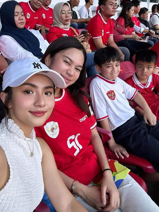 Jadi Fans Pratama Arhan, Ini 7 Potret Magika Anak Nia Ramadhani Nonton Timnas