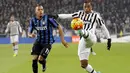 Bek Juventus, Patrice Evra (kanan) mengontrol bola dari kejaran penyerang Inter Milan, Jonathan Biabiany di leg pertama Coppa Italia di Stadion Olympic, Turin, (28/1/2016). Juventus menang atas Inter Milan dengan skor 3-0. (REUTERS/Giorgio Perottino)