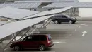 Mobil terpakir di bawah carport tenaga surya di pusat perbelanjaan, Kenya Nairobi, Afrika (15/9/2015). Afrika memiliki 3.300 panel surya yang menghasilkan 1.256 MWh per tahun mengurangi emisi karbon hingga 745 ton per tahun. (REUTERS/Thomas Mukoya)