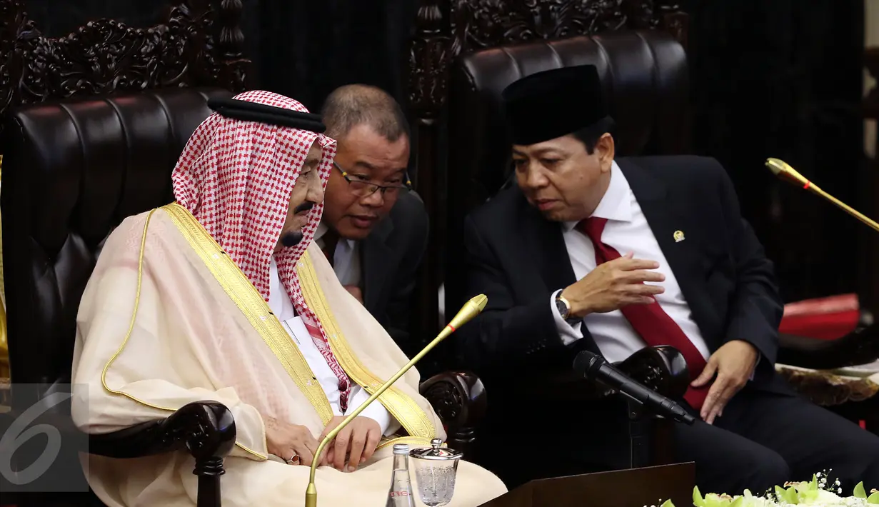 Raja Arab Saudi, Salman bin Abdulaziz Al-Saud berbincang dengan Ketua DPR, Setya Novanto, Jakarta, Kamis (2/3). Pada hari kedua kunjungan kenegaraannya ke Indonesia, Raja Salman mengunjungi DPR, Masjid Istiqlal. (Liputan6.com/Johan Tallo)