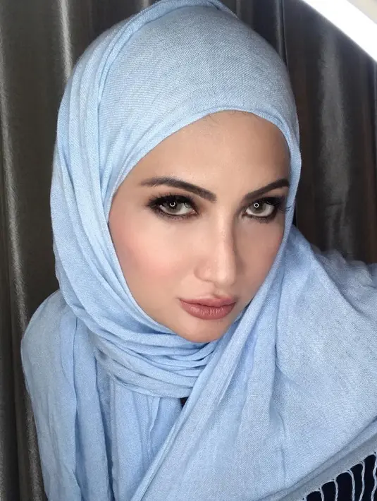 Banyak warganet yang memuji jika penampilan pemain sinetron Dunia Terbalik ini semakin cantik saat mengenakan hijab. (Foto: instagram.com/natalie_sarahs)