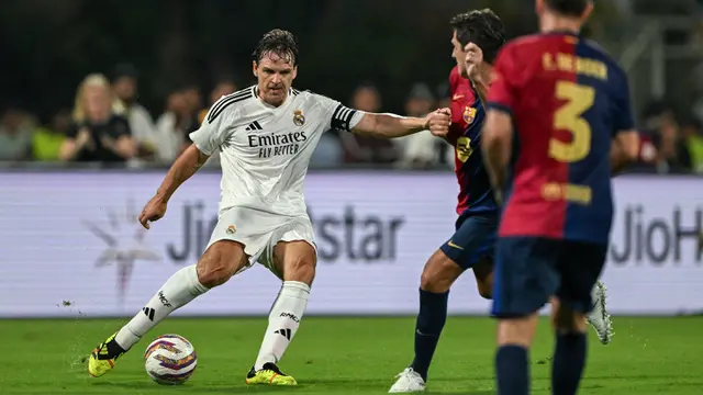 Foto: Pelatih Timnas Indonesia, Patrick Kluivert Semarakkan Laga El Clasico antara Legenda Barcelona Melawan Real Madrid