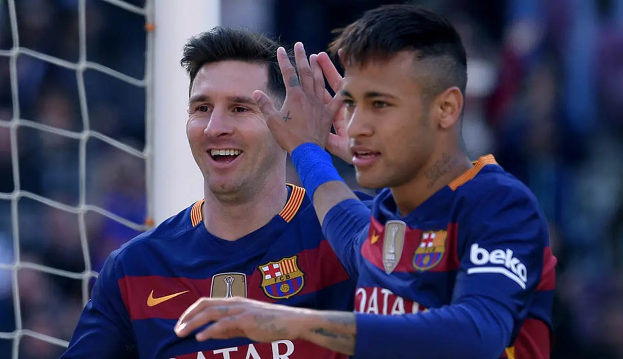 Penyerang Barcelona, Lionel Messi dan Neymar, merayakan gol yang dicetak ke gawang Getafe pada laga La Liga Spanyol di Stadion Camp Nou, Sabtu (12/3/2016). Barcelona berhasil menang 6-0 atas Getafe. (AFP/Lluis Gene)