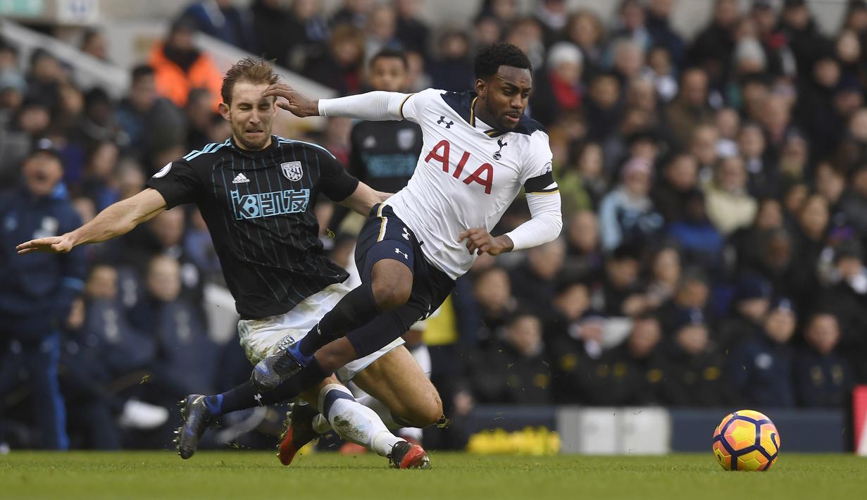 Pemain Tottenham Hotspur, Danny Rose (kanan) berusahan mengecoh pemain  West Bromwich Albion, Craig Dawson pada laga Premier League di White Hart Lane stadium, London, (14/1/2017).  (EPA/Will Oliver)