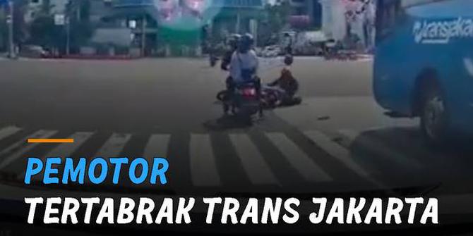 VIDEO: Potong Jalur Sembarangan, Pemotor Tertabrak Bus Trans Jakarta