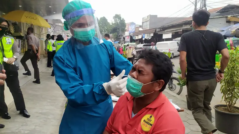Satgas Penanganan Covid-19 Kota Bogor menggelar rapid test antigen secara acak kepada para juru parkir dan pedagang Pasar Kebon Kembang.
