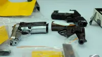 Menurut Mabes Polri, dalam setahun, para tersangka bisa memproduksi senjata api ilegal sebanyak 1.400 pucuk, Jakarta, Jumat (7/11/2014) (Liputan6.com/Faisal R Syam)