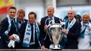 Zidane bersama asisten pelatih Real Madrid saat meraih trofi Liga Champions 2018 di Cibeles square, Madrid (27/5/2018).  Zidane mundur dari kursi pelatih Madrid setelah meraih trofi Liga Champions tiga kali. (AFP/Benjamin Cremel)