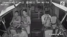 Tas seorang penumpang bus tiba-tiba meledak dan terbakar. Diduga api berasal dari powerbank yang berada di dalam tas.