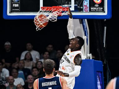 Timnas bola basket Jerman tampil sebagai kampiun pada gelaran Piala Dunia FIBA 2023 yang menjadi edisi ke-19 setelah mengalahkan Serbia dengan skor 83-77. Gelar yang diraih Dennis Schroder dan kolega menjadi yang pertama sepanjang sejarah Piala Dunia FIBA yang telah digelar sejak edisi pertama pada 1950. Bermaterikan kombinasi para pemain tua dan muda, Jerman tampil sempurna dengan tak terkalahkan hingga merebut trofi juara. Dari materi pemain yang dimiliki, tercatat ada 5 pemain tertua dalam skuad Jerman. Siapa saja? Simak uraiannya berikut ini. (AFP/Sherwin Vardeleon)
