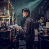 Park Seo Joon dalam serial Gyeongseong Creature Season 2. [Foto: Netflix]