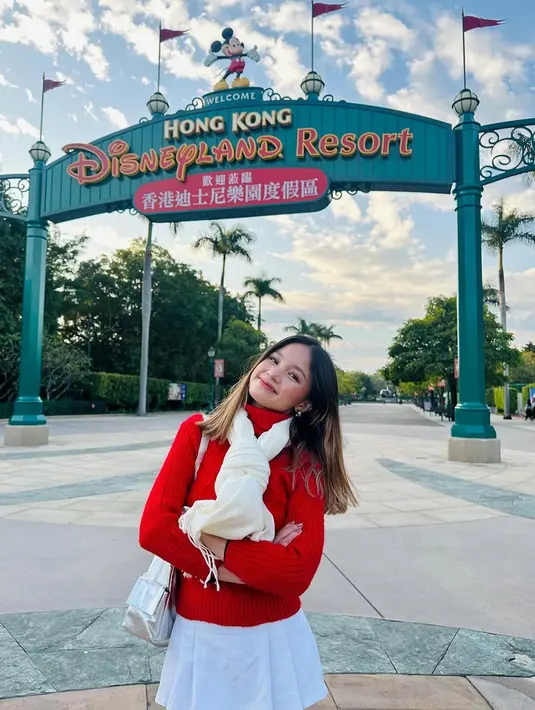 Selain berkeliling di pusat kota Hongkong, salah satu destinasi yang dikunjungi Bella adalah Disneyland Hongkong. Ia menikmati wahana seru dan dekorasi khas Imlek di taman hiburan tersebut. Momen liburannya pun menjadi semakin menyenangkan dan berkesan. (Liputan6.com/IG/@bellagap)