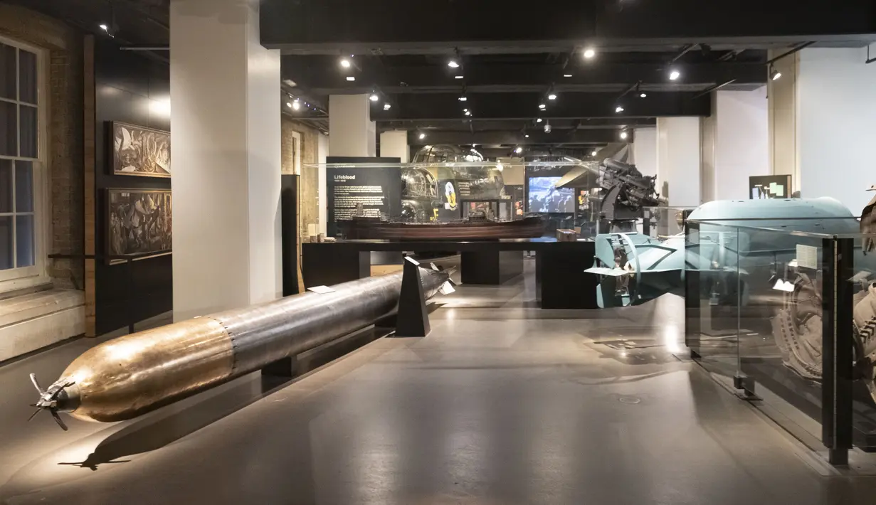 Koleksi benda yang dipamerkan dalam pameran untuk memperingati 75 tahun kemenangan pada perang antifasis dunia di Imperial War Museum, London, Inggris, 11 Agustus 2020. (Xinhua)