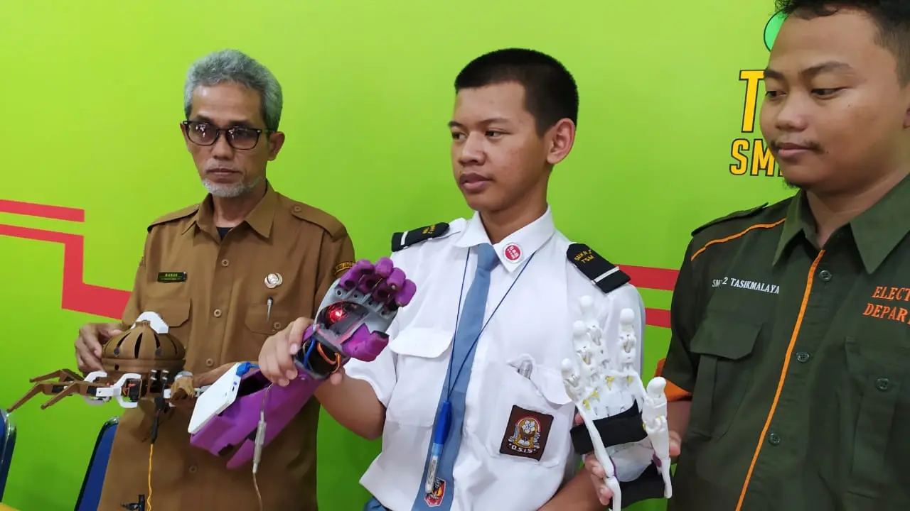 Alwan Hanif Ramadhan, siswa kelas X SMKN 2 Tasikmalaya, Jawa Barat, menunjukan Affordable Smart Prosthetic Arm, alias robot tangan khusus disabilitas