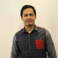 Beberapa bulan lalu, Tommy Kurniawan resmi bercerai dengan Tania Nadira. Kegagalan rumah tangga yang telah diberikan dua orang anak itu, masih sering membayangi hubungannya dengan calon istri barunya. (Nurwahyunan/Bintang.com)