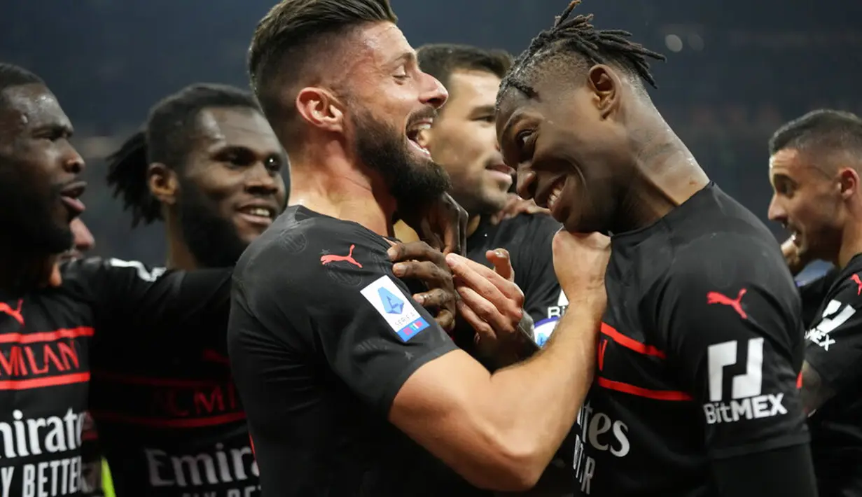 Pemain AC Milan Olivier Giroud (kiri) merayakan dengan rekan satu timnya usai mencetak gol ke gawang Torino pada pertandingan Liga Italia Serie A di Stadion San Siro, Milan, Italia, 26 Oktober 2021. AC Milan menang 1-0. (AP Photo/Luca Bruno)