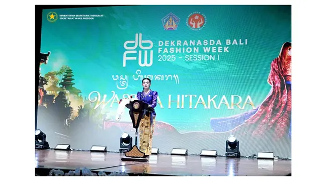 Potret Selvi Ananda Pakai Kebaya Ungu dan Songket Kuning Hadiri DBFW 2025