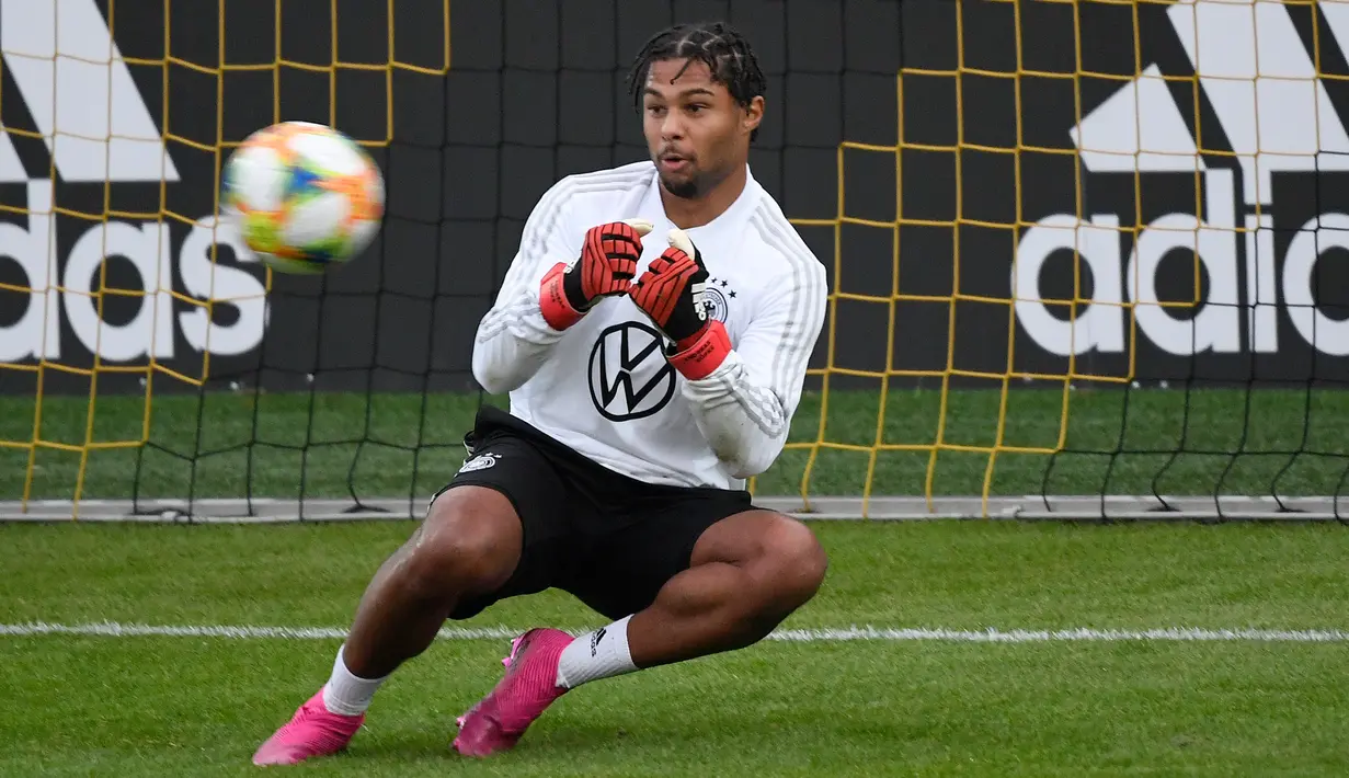 Gelandang Jerman Serge Gnabry berusaha menghalau bola saat sesi latihan di Dortmund, Jerman, Senin (7/10/2019). Jerman akan menghadapi Argentina dalam laga persahabatan di Signal Iduna Park pada 10 Oktober 2019. (Ina FASSBENDER/AFP)