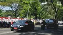 Mobil yang membawa PM China Li Keqiang melintas di kawasan Istana Bogor, Senin (7/5). Li akan melakukan pertemuan bilateral dengan Presiden Jokowi membahas proyek pembangunan jaringan kereta api cepat Jakarta-Bandung.  (Merdeka.com/Arie Basuki)