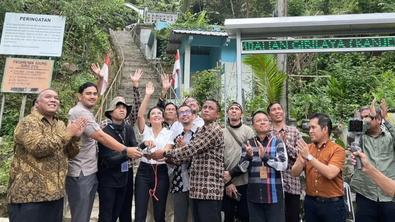 Anggota DPR RI Rieke diah Pitaloka melakukan kick off Data Desa Presisi (DDP) di kawasan makam Panembahan Giriloyo, Desa Wukirsari, Kecamatan Imogiri, Kabupaten Bantul, Daerah Istimewa Yogyakarta (DIY).